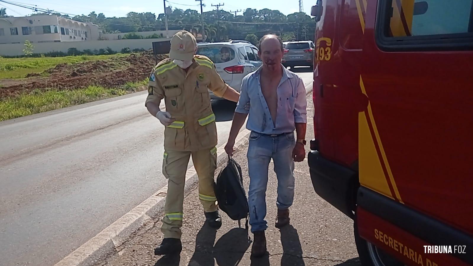 Motociclista é socorrido pelo Siate após colisão na Av. das Cataratas