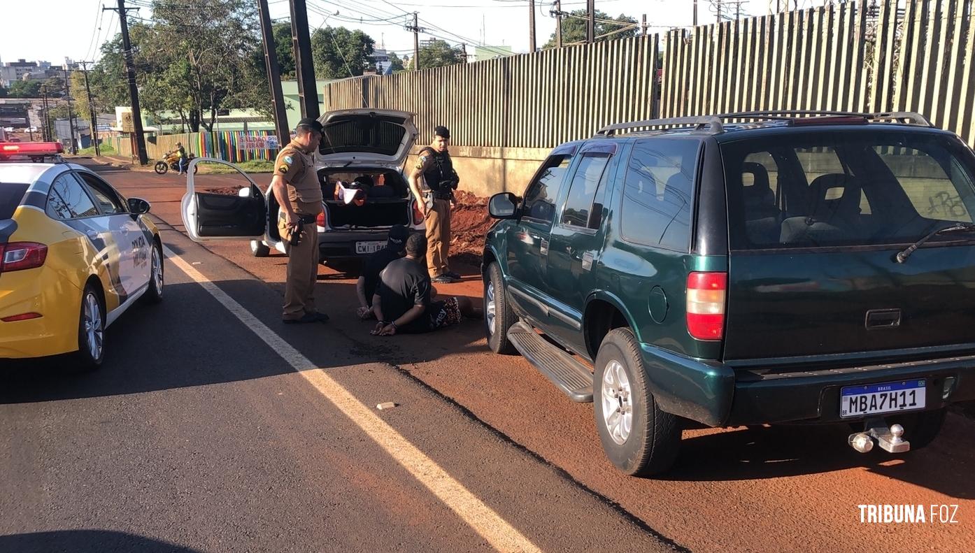 Policia Militar prende duas pessoas com veículo furtado