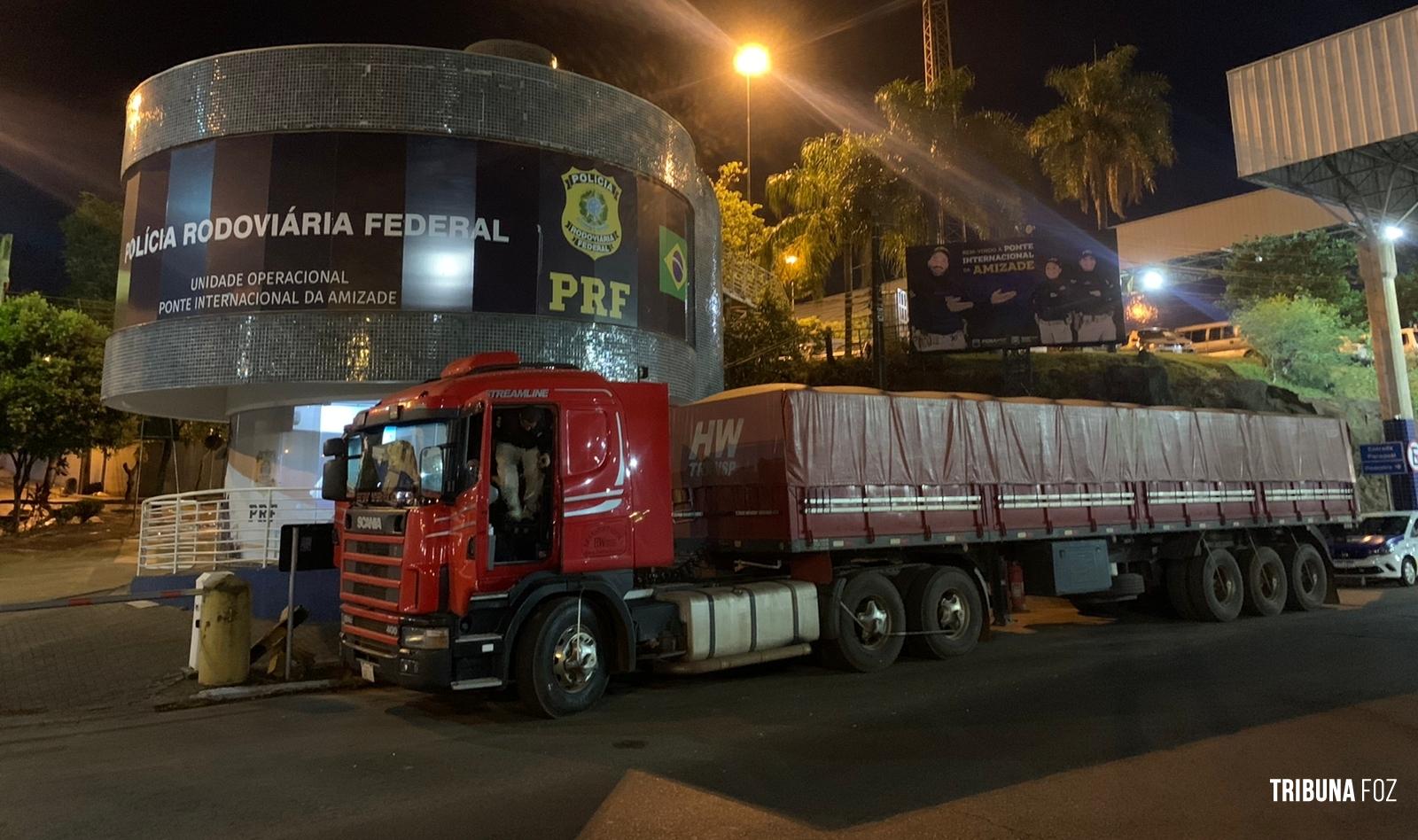 PRF prende caminhoneiro na Ponte da Amizade com 335 Kg de maconha