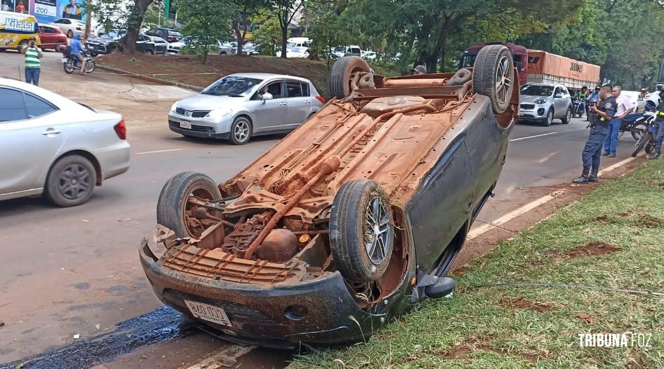 Veiculo capota após colisão em Ciudad Del Este