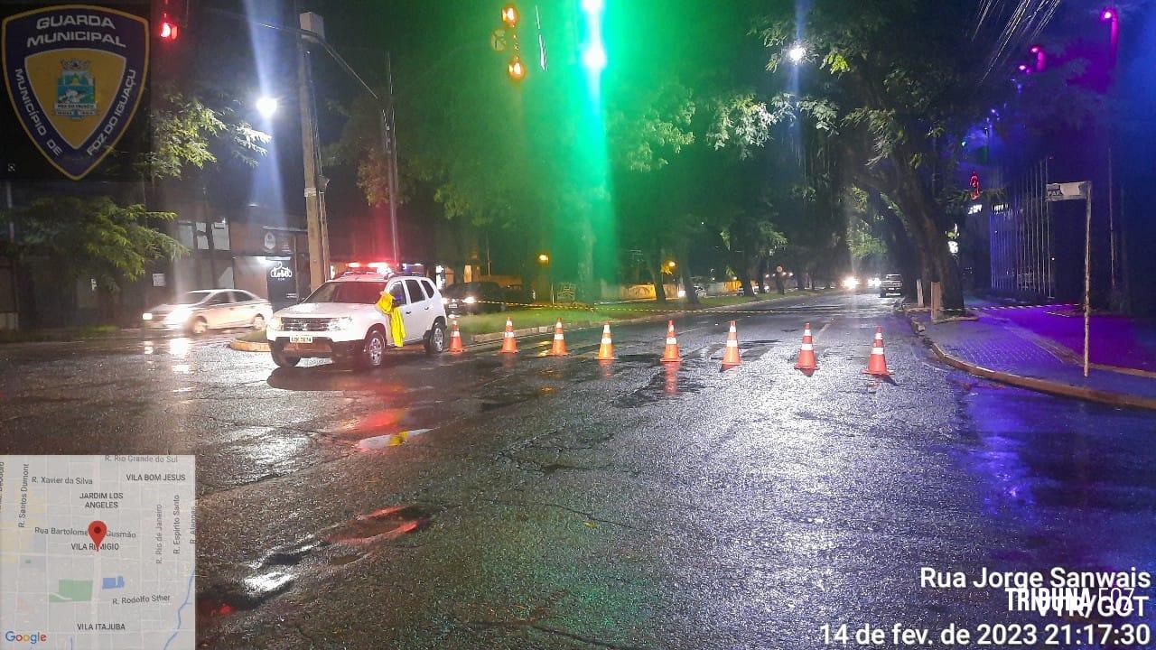 Av. Paraná foi interditada durante a noite de ontem após queda de arvore sobre a via