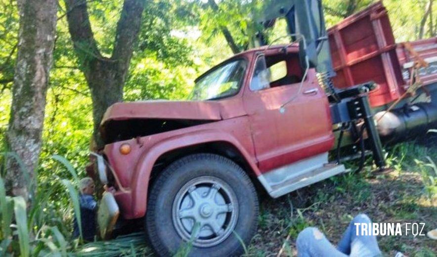 Motorista de caminhão perde o controle e bate em árvore na entre Missal e São Miguel do Iguaçu