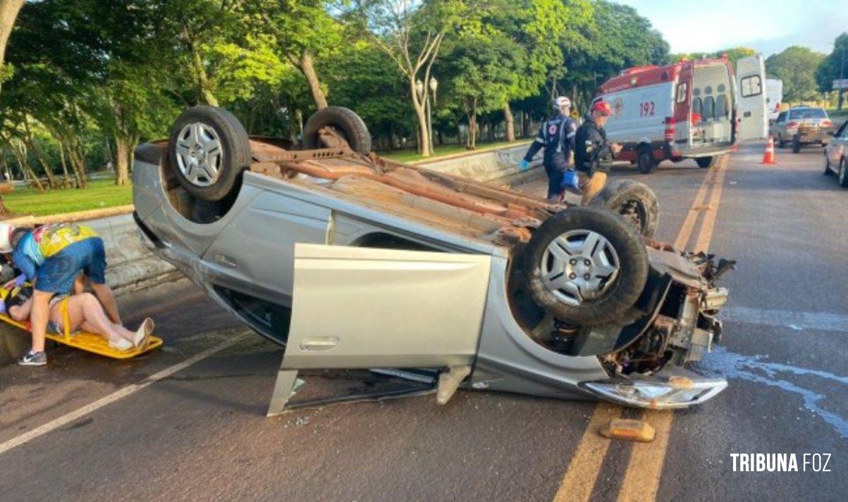 Mulher é socorrida após capotamento na PR-317 em Santa Helena