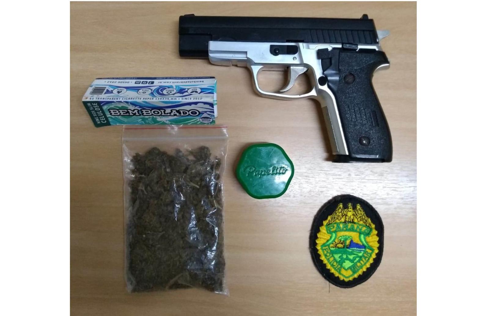 Polícia Militar apreende menores com maconha e simulacro na Vila A