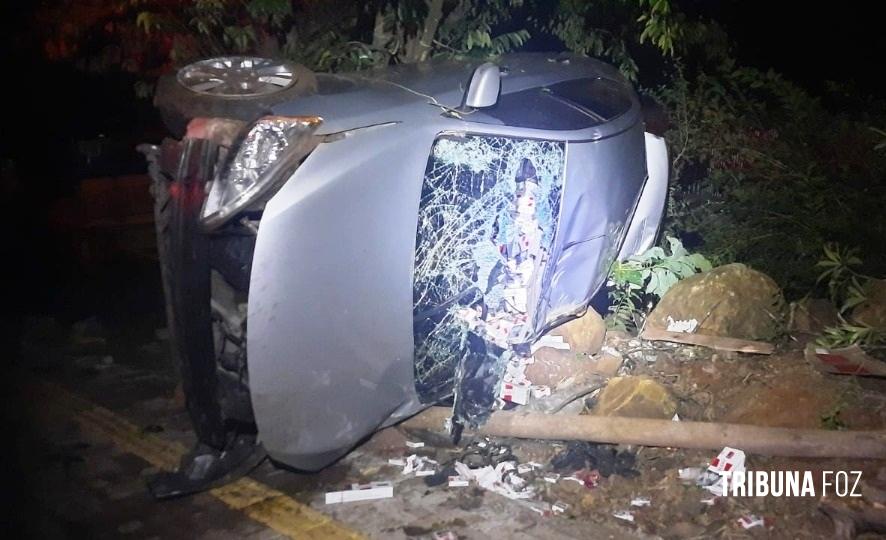 Veículo carregado com cigarros capota entre Missal e Medianeira