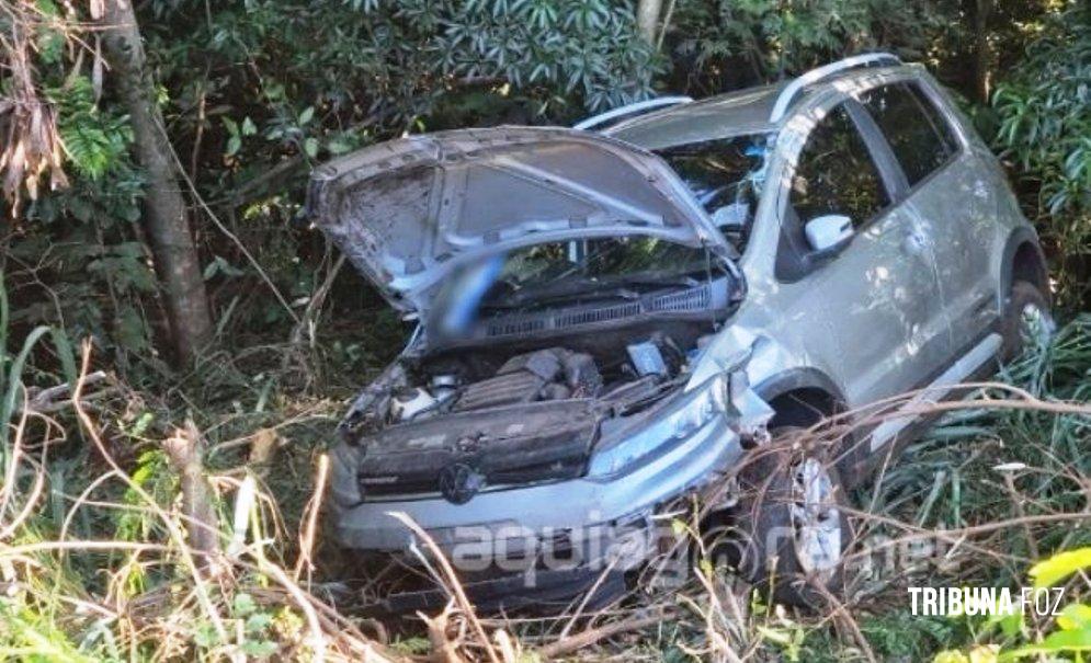 Após perder o freio, veículo atravessa trevo e para no meio de mata em Marechal Cândido Rondon