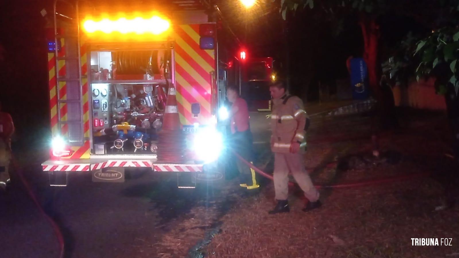 Bombeiro interveem em incêndio a residência na Vila Yolanda durante a madrugada