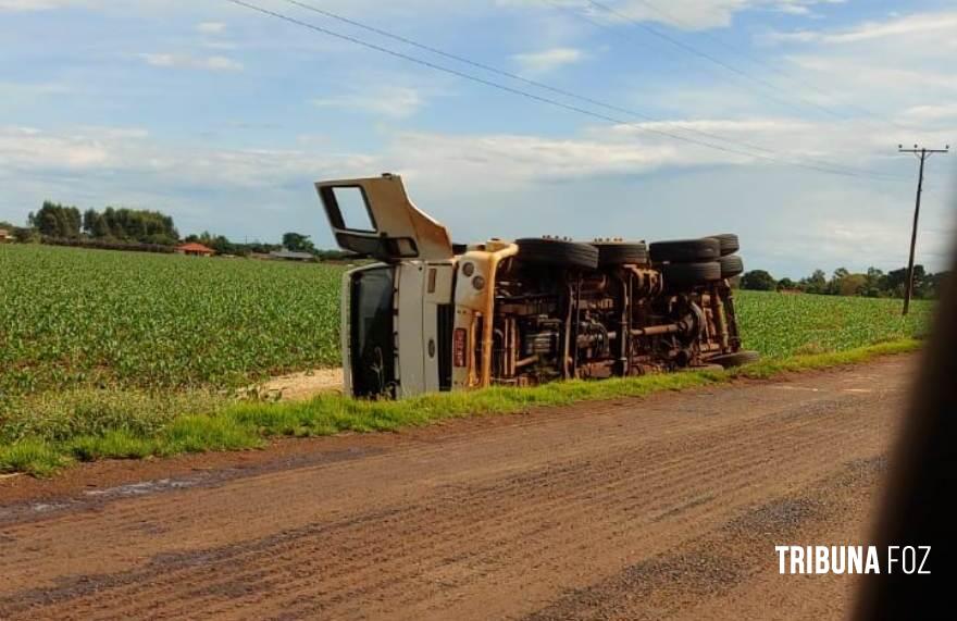 Caminhão caçamba carregado com areia tomba no Alto da Boa Vista