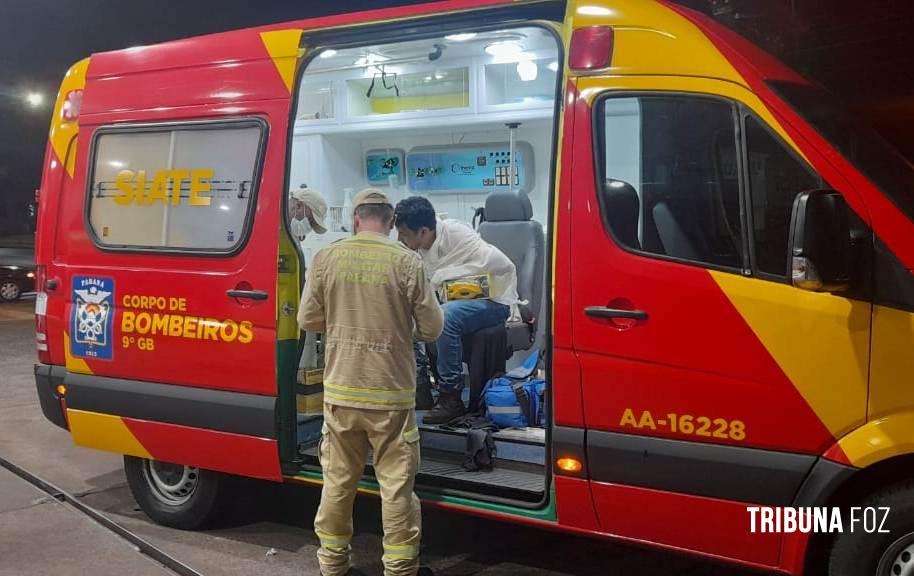 Motociclista é socorrido pelo Siate após colisão entre duas motos na Av. Felipe Wandscheer