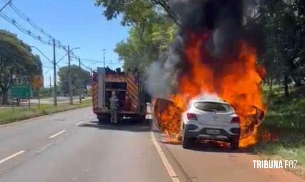 Bombeiros interveem em incêndio a veículo na Av. Tancredo Neves