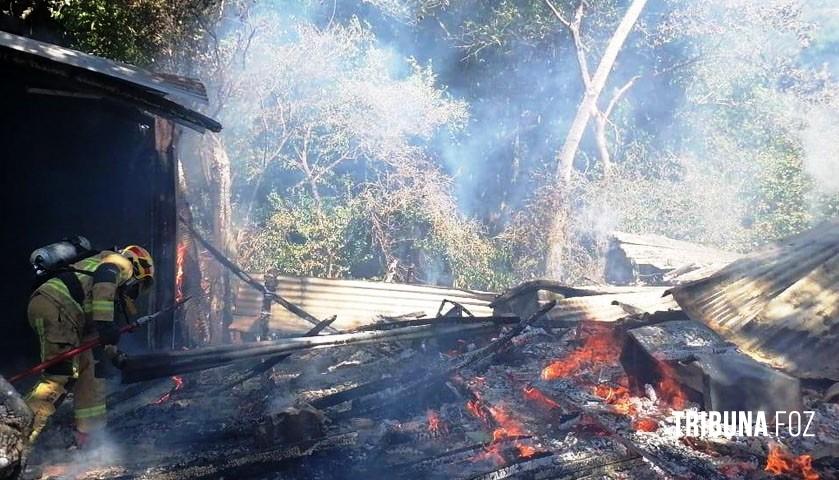 Casa de madeira é completamente destruída após incêndio em Presidente Franco