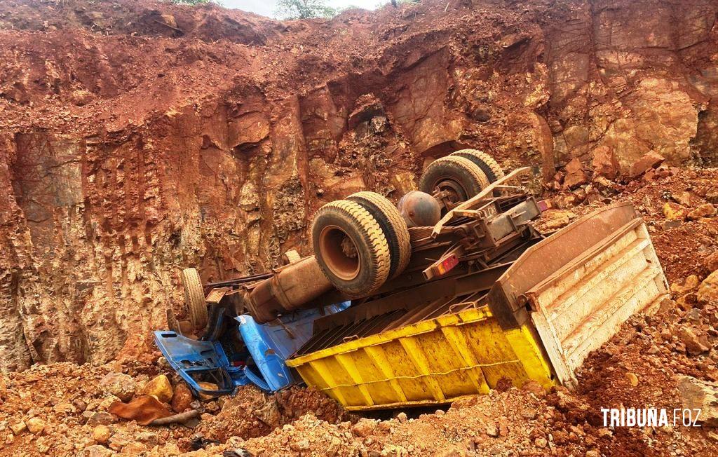 Dois feridos após capotamento de caminhão em Puerto Iguazu, na Argentina