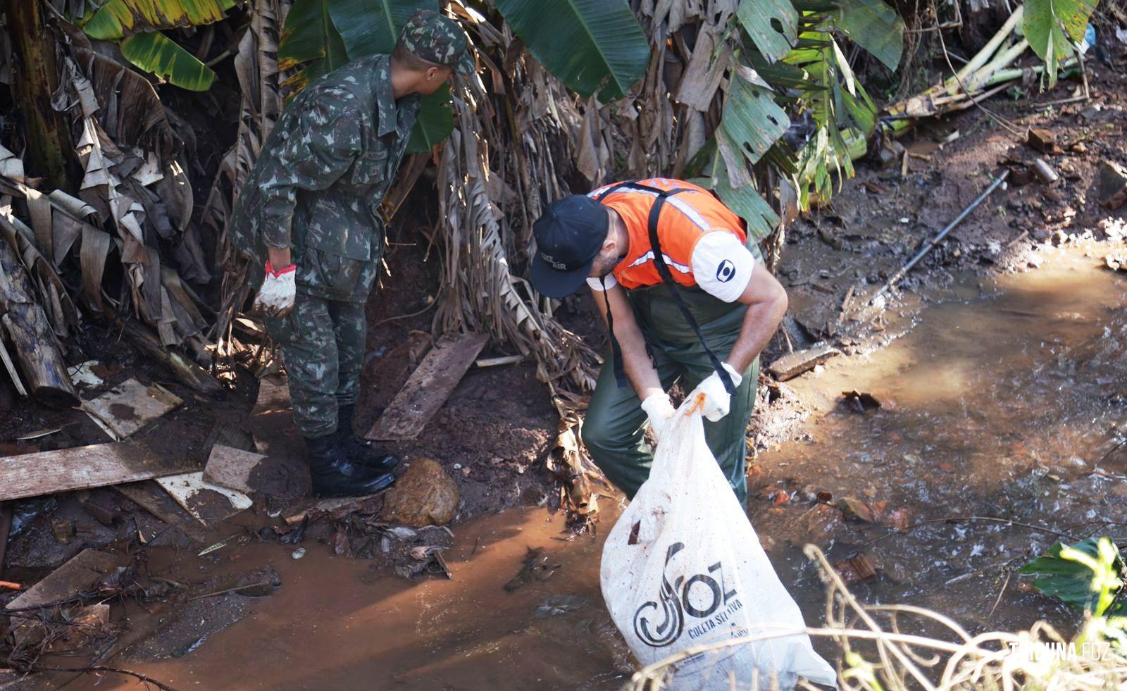 Força-tarefa da Prefeitura de Foz faz limpeza nas margens do Rio M’Boicy 