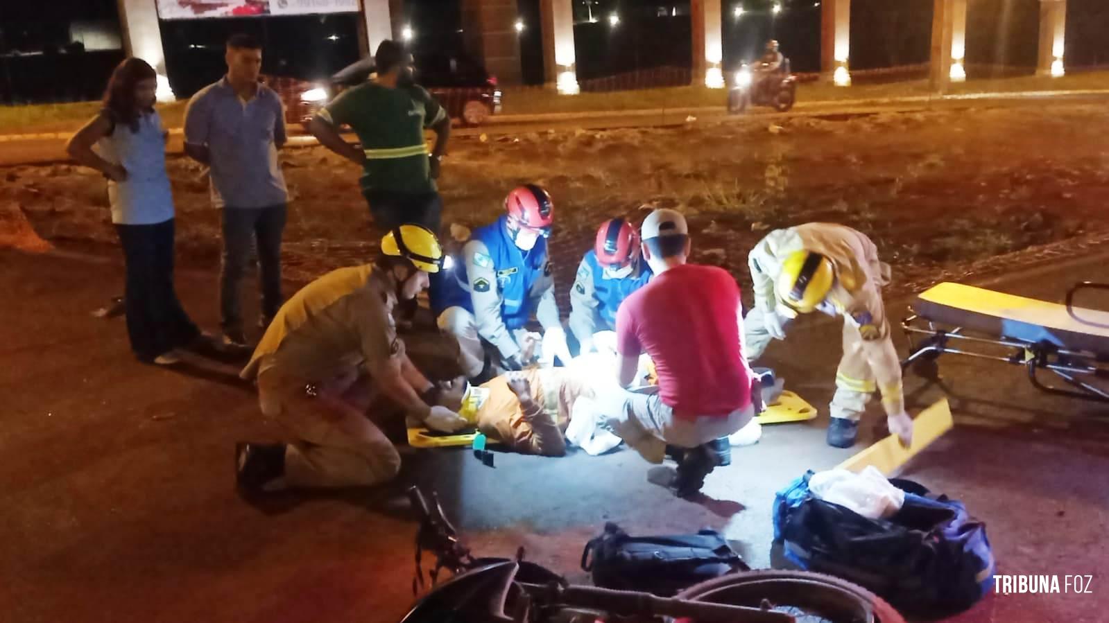 Motociclista fica gravemente ferido após colisão na Av. das Cataratas