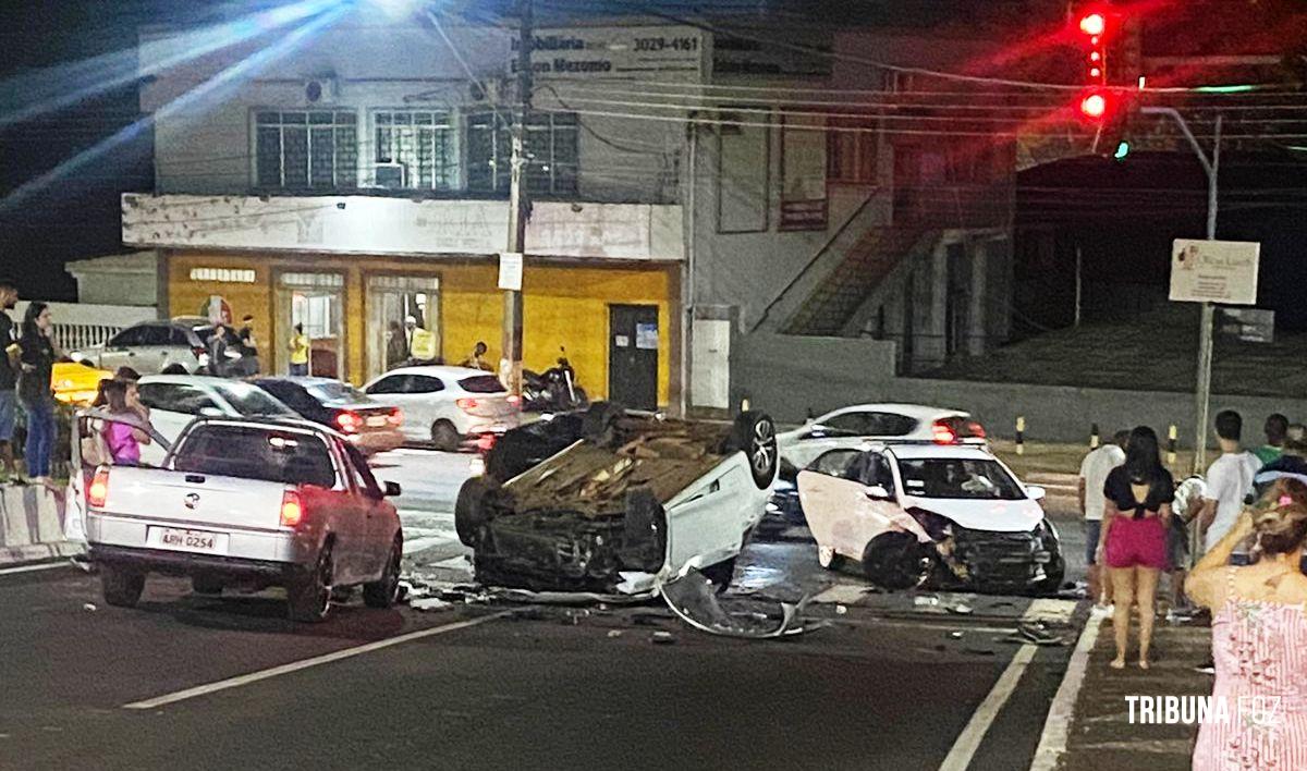 Veiculo capota após colisão na Av. das Cataratas