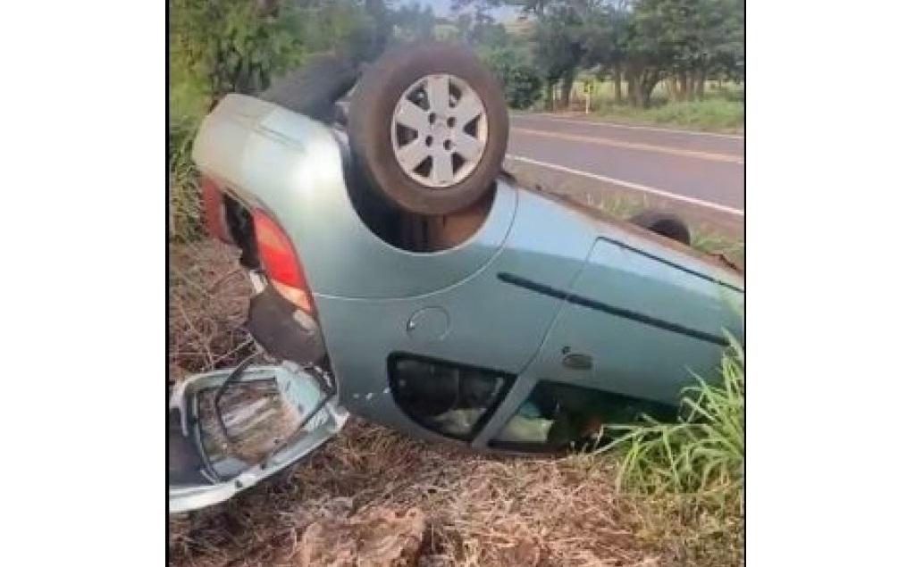 Veiculo é encontrado capotado às margens da rodovia entre Marechal Cândido Rondon