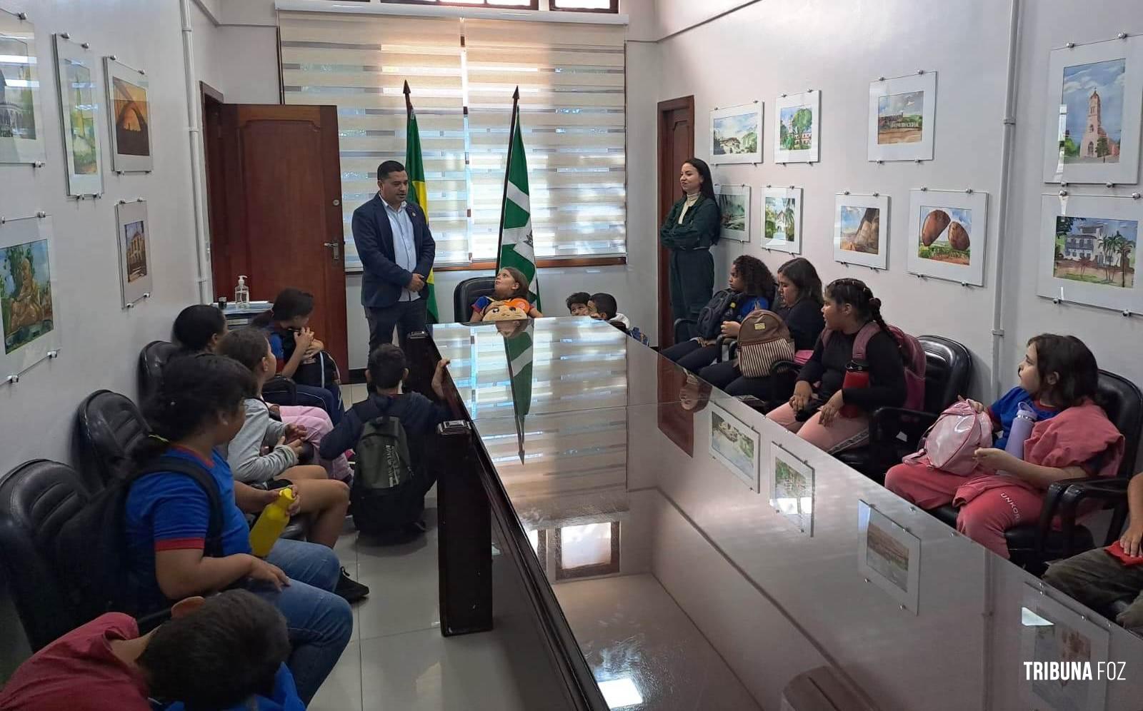 Alunos da Escola Eloi Lohmann visitam a sede da Prefeitura Municipal