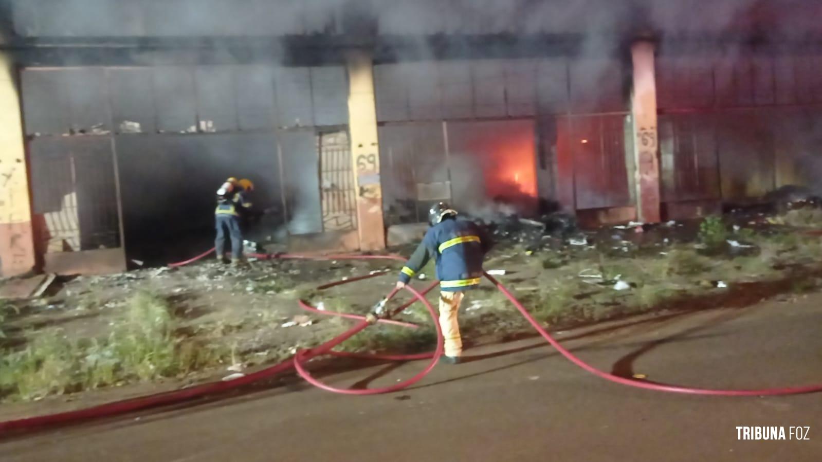 Bombeiros interveem incêndio em prédio abandonado no Jardim Jupira 