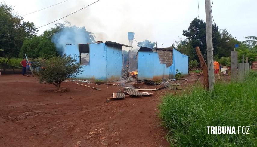 Casa é consumida pelo fogo em Minga Guazú, no Paraguai