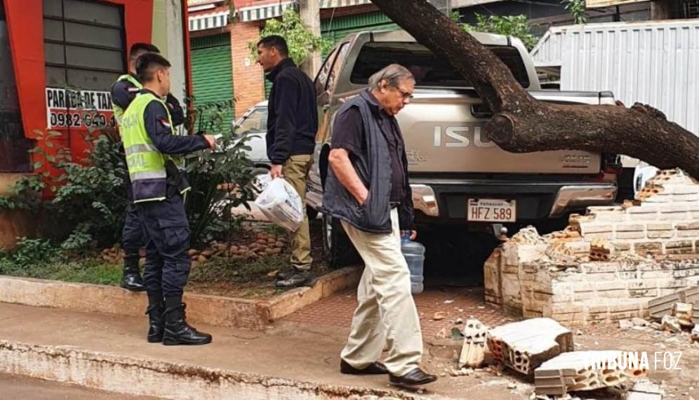 Funcionário da aduana paraguaia colide veículo oficial no centro de Ciudad Del Este