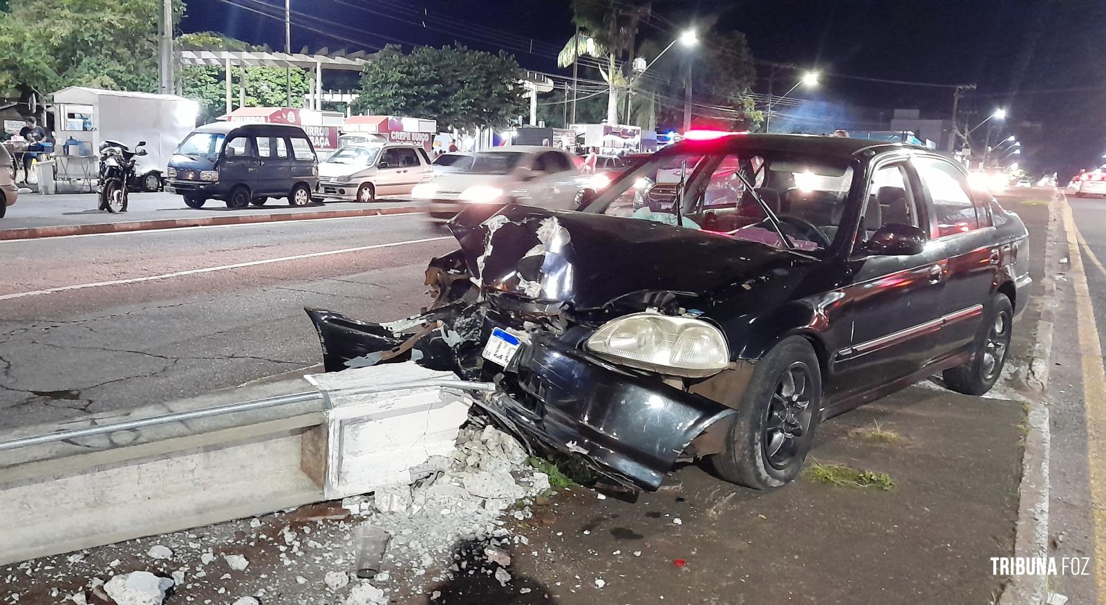 Idoso colide e derruba poste defronte a Praça da Bíblia