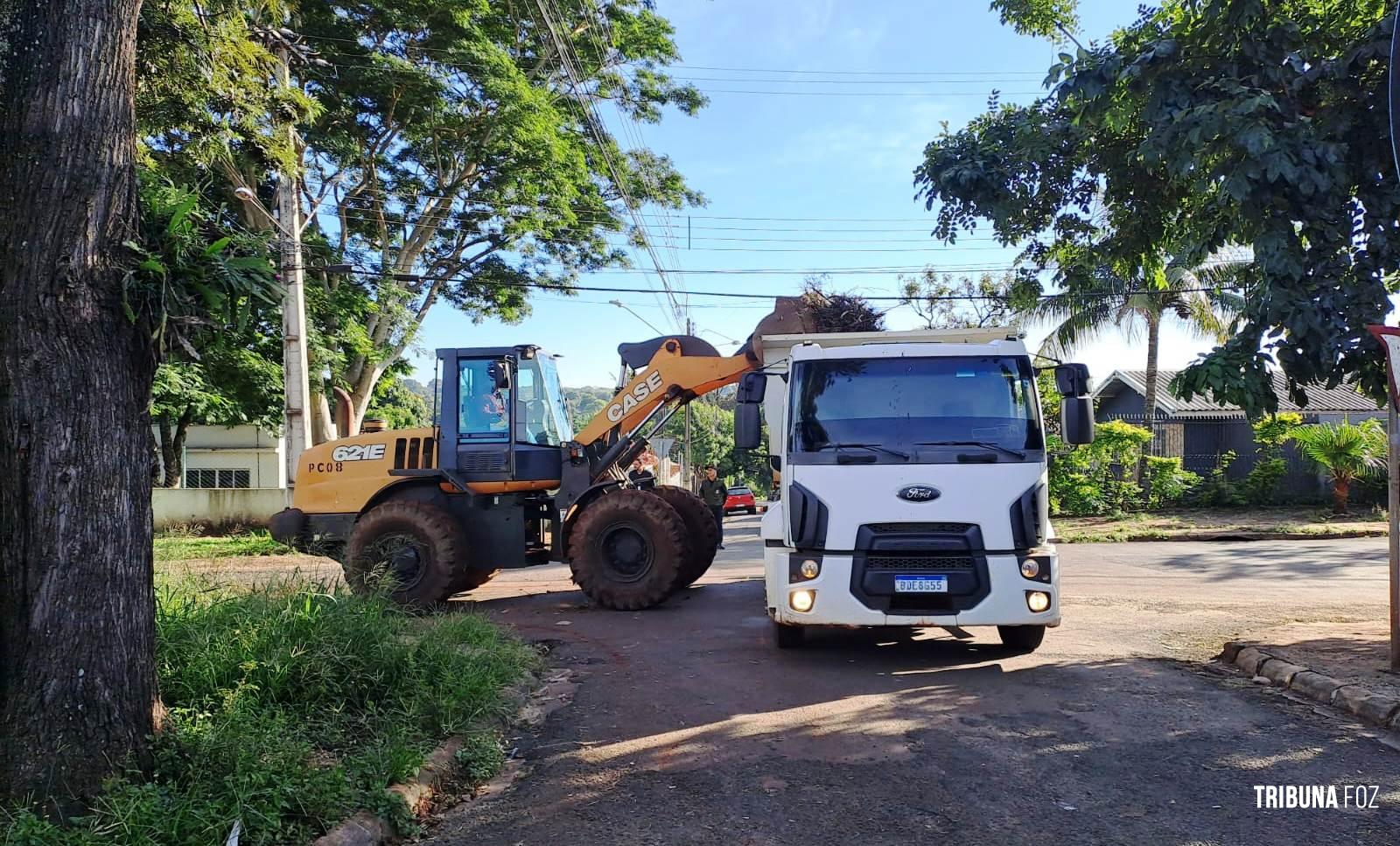 Prefeitura executa limpeza em imóvel abandonado no Campos do Iguaçu