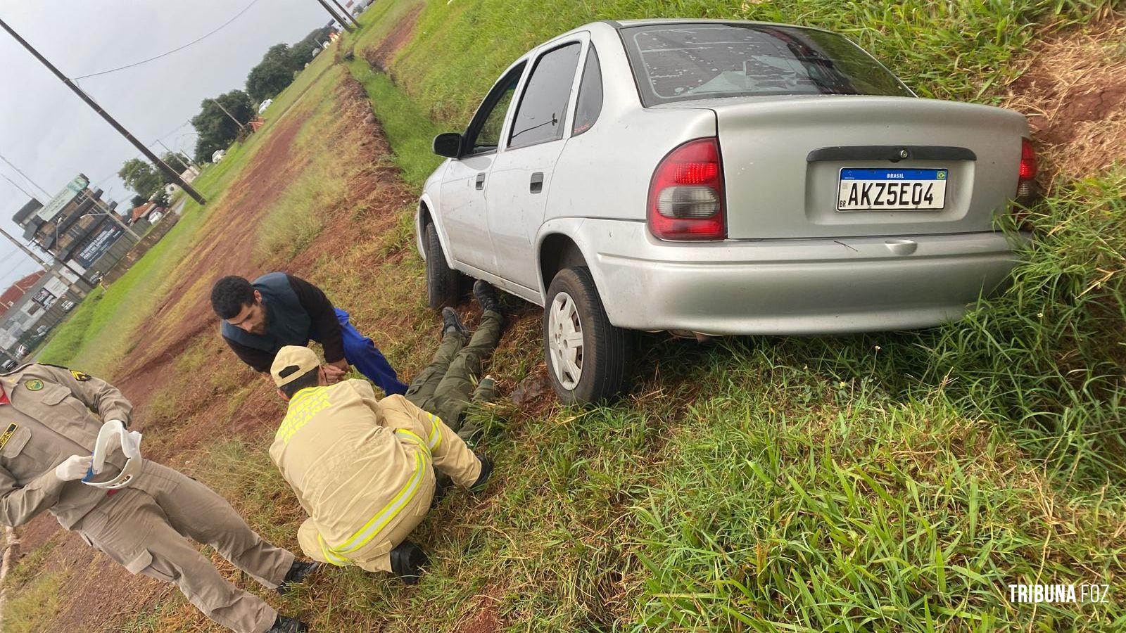 Siate atende vítima que caiu com carro na valeta no antigo trevo do GTG Charrua