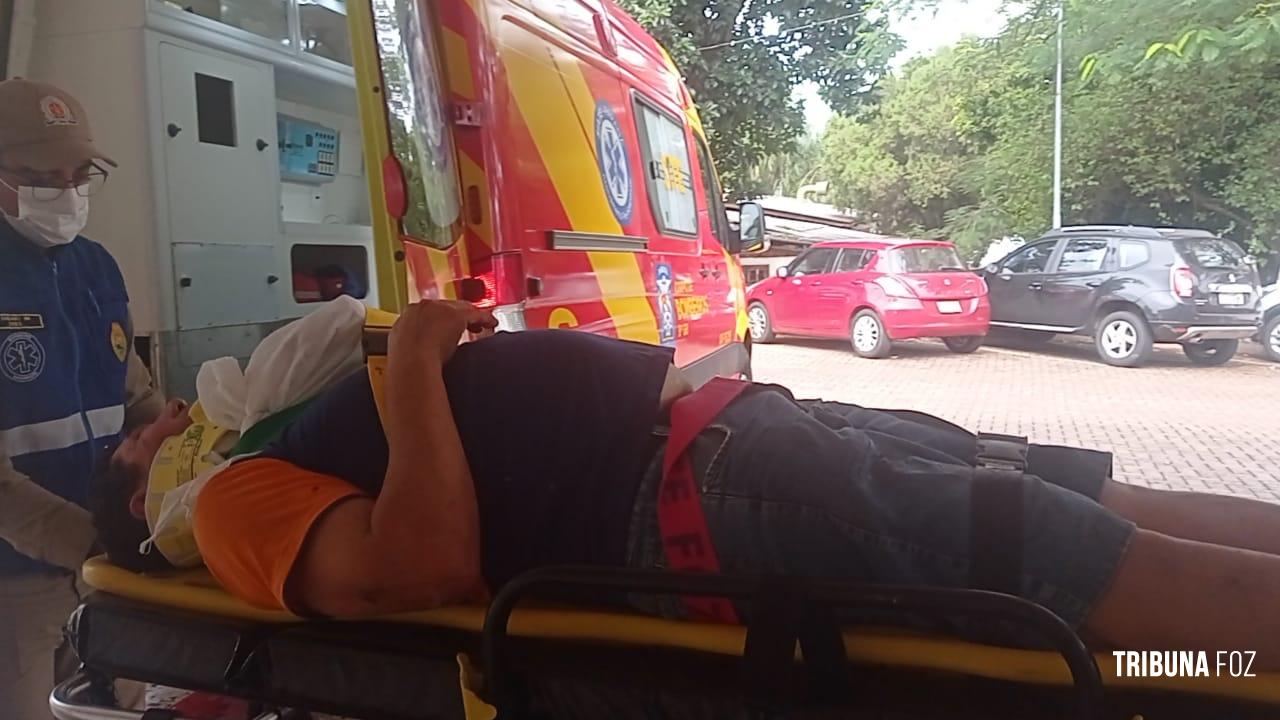 Socorristas do Siate socorrem motociclista paraguaio após colisão na Vila Portes Socorristas do Siate socorrem motociclista paraguaio após colisão na Vila Portes