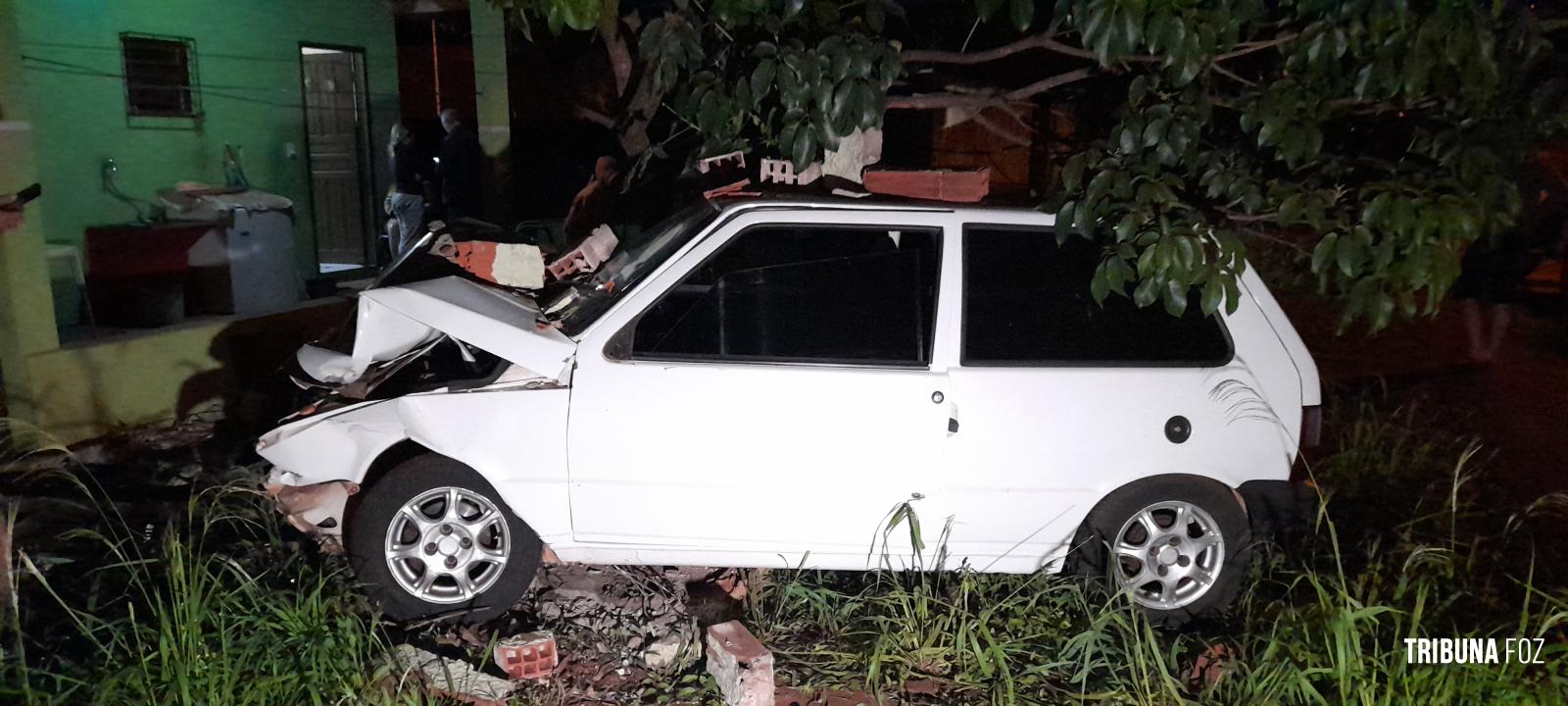 Veiculo em fuga colide contra motociclista e por fim colide contra o muro de uma residência no Porto Meira