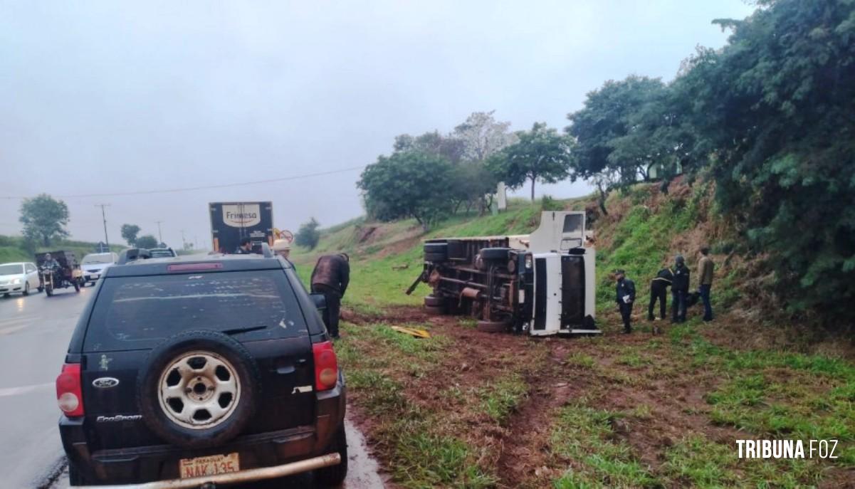 Carreta tomba na Ruta PY-07 perímetro da cidade de San Alberto no Paraguai