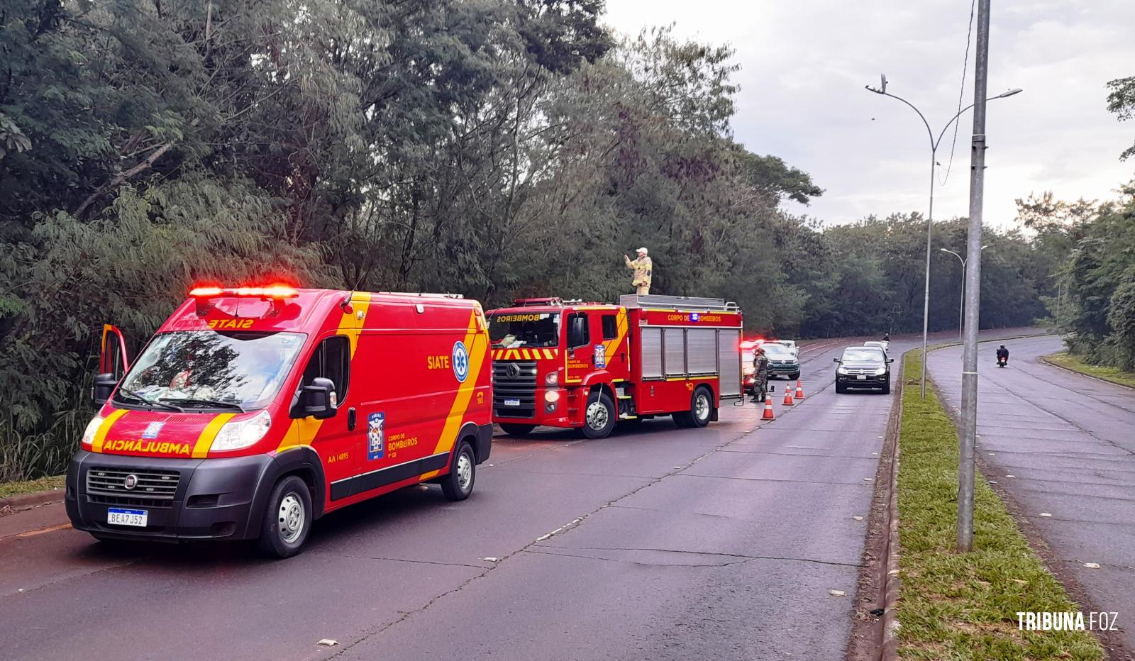 Condutora sai da pista, capota e despenca de por 30 metros na Av. Beira Rio