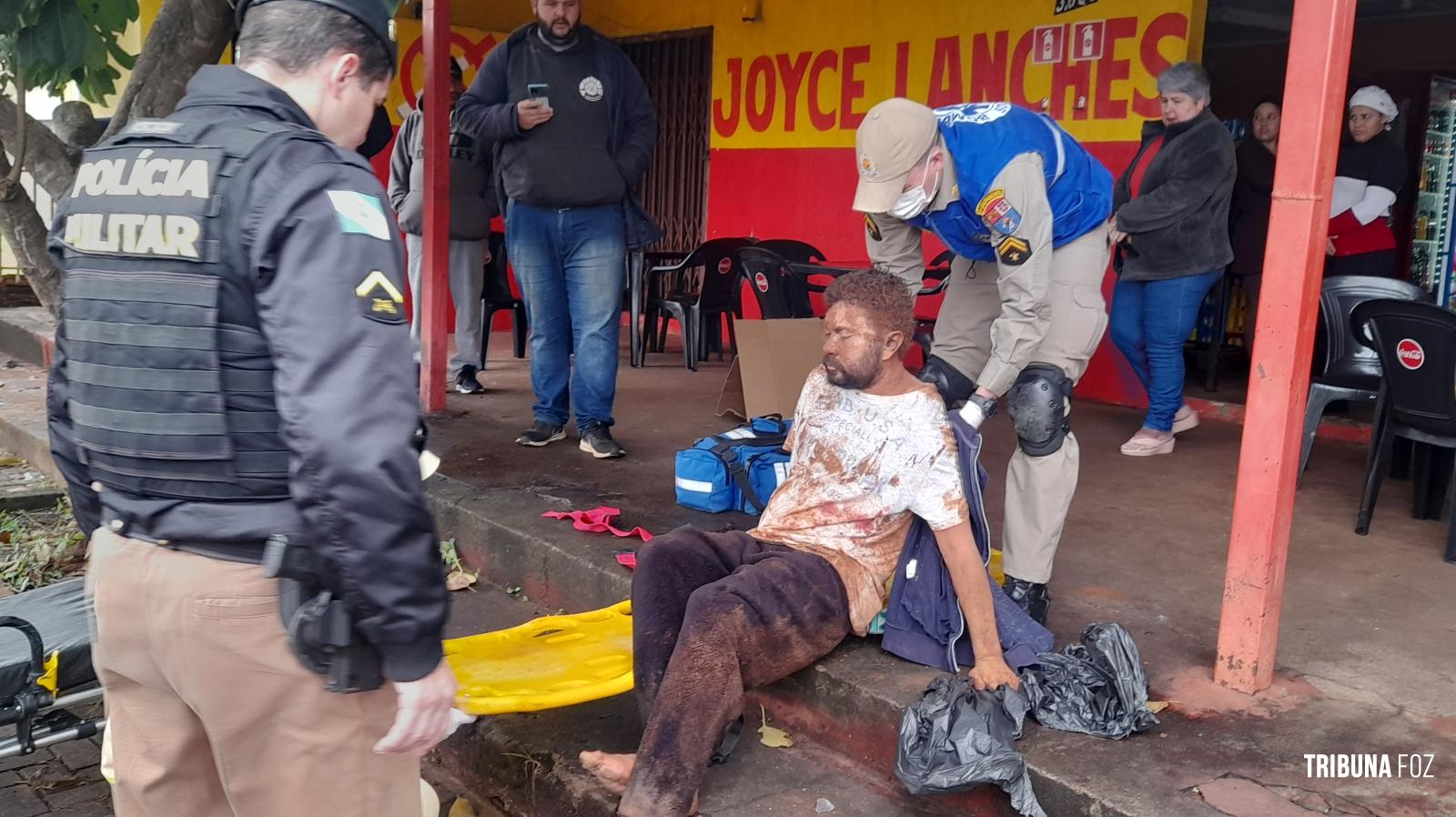 Homem agredido é socorrido defronte ao Joyce Lanches no Porto Meira