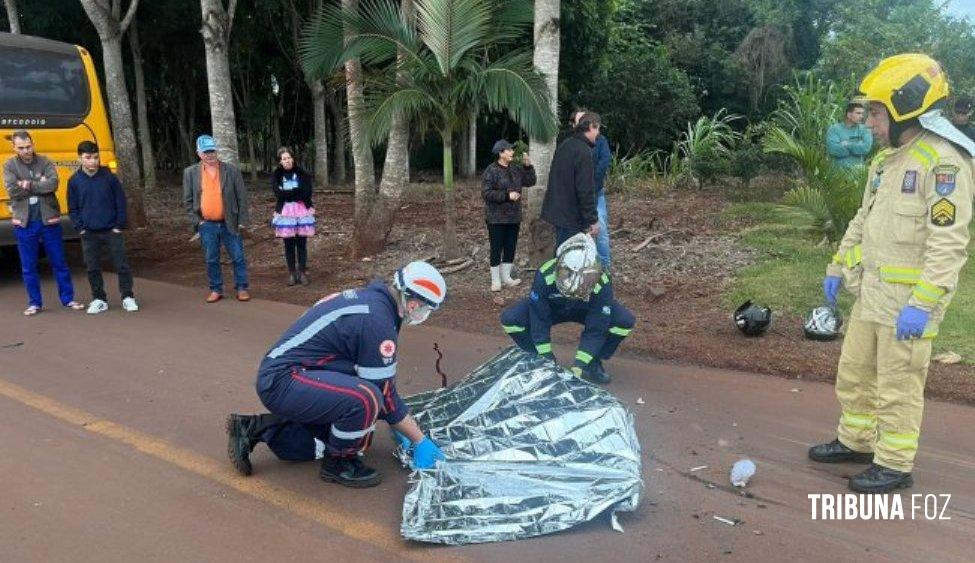 Homem morre e outro fica gravemente ferido em acidente envolvendo motocicleta e ônibus em Santa Helena