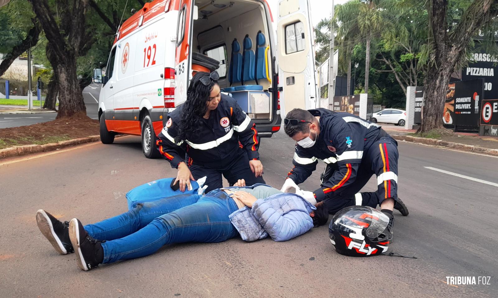 Óleo na pista provoca queda de motocicleta no inicio da Av. Paraná