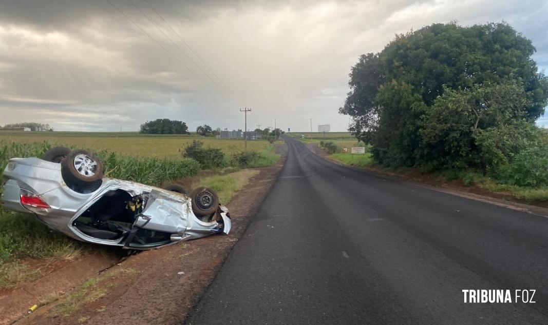 Veículo capota após motorista perder o controle da direção na Rodovia PR 497