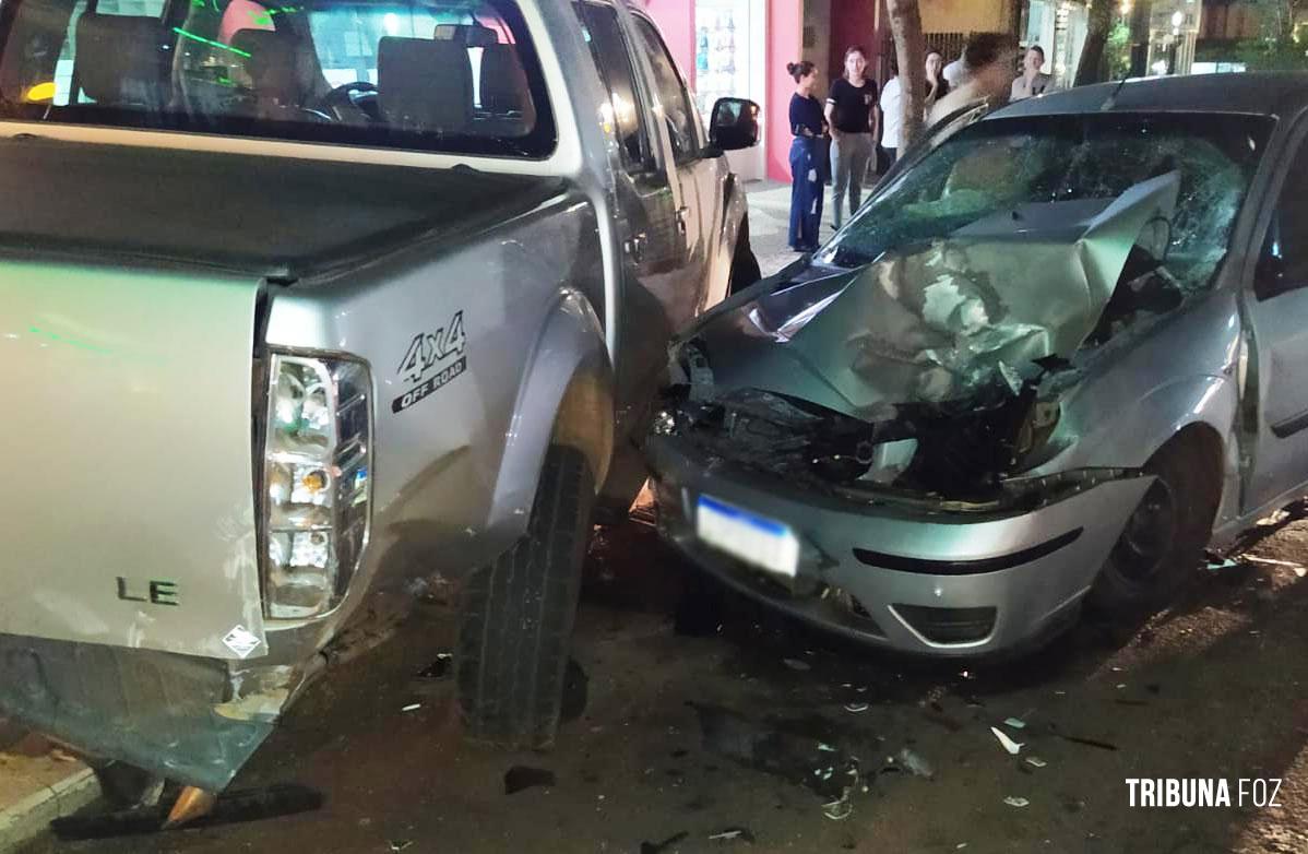 Automóvel colide em camionete estacionada no centro de Santa Helena