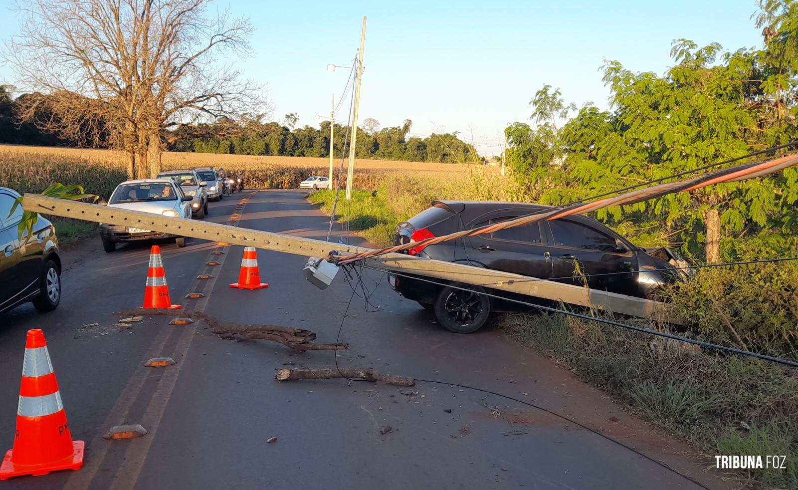 Condutora não habilitada perde o controle do veículo e colide contra um poste