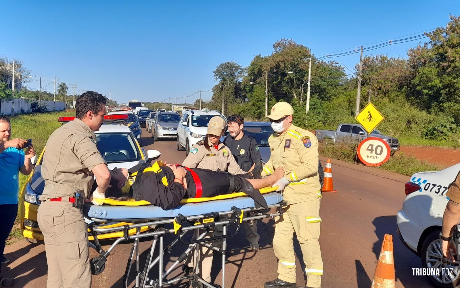 Motociclista é socorrida pelo Siate após colisão na Avenida das Cataratas