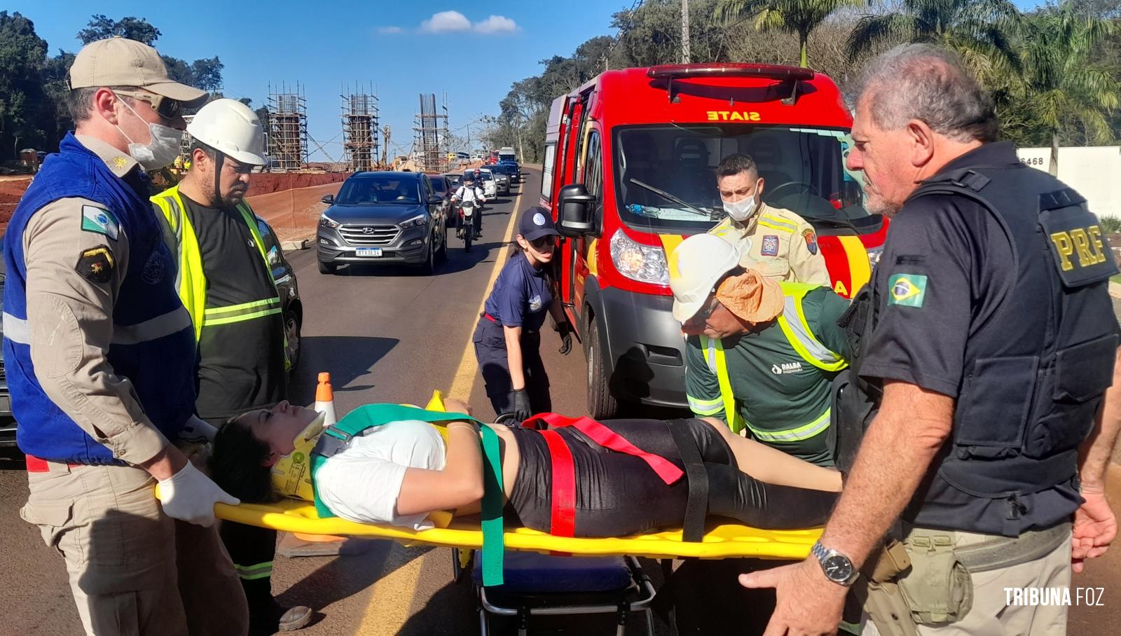 Motociclista é socorrida pelo Siate após colisão traseira na Av. das Cataratas