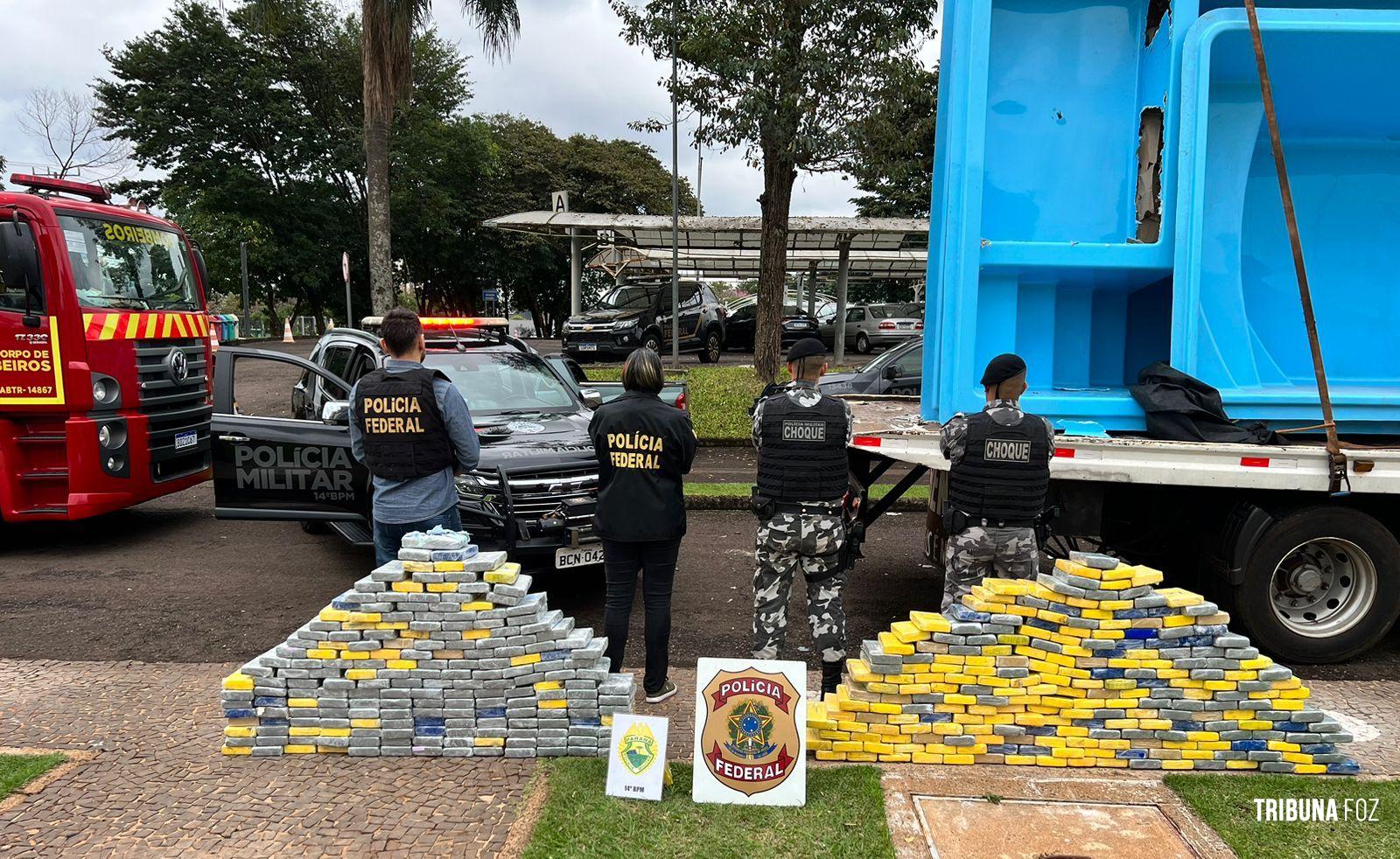 PM e PF apreendem 470 Kg de cocaína em fundo falso de piscinas de fibra em Medianeira