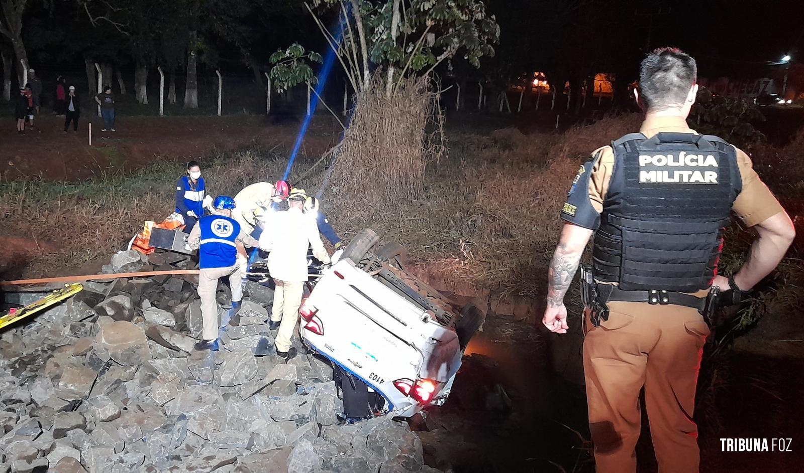 Taxista sai da pista e capota na Av. das Cataratas durante perseguição policial