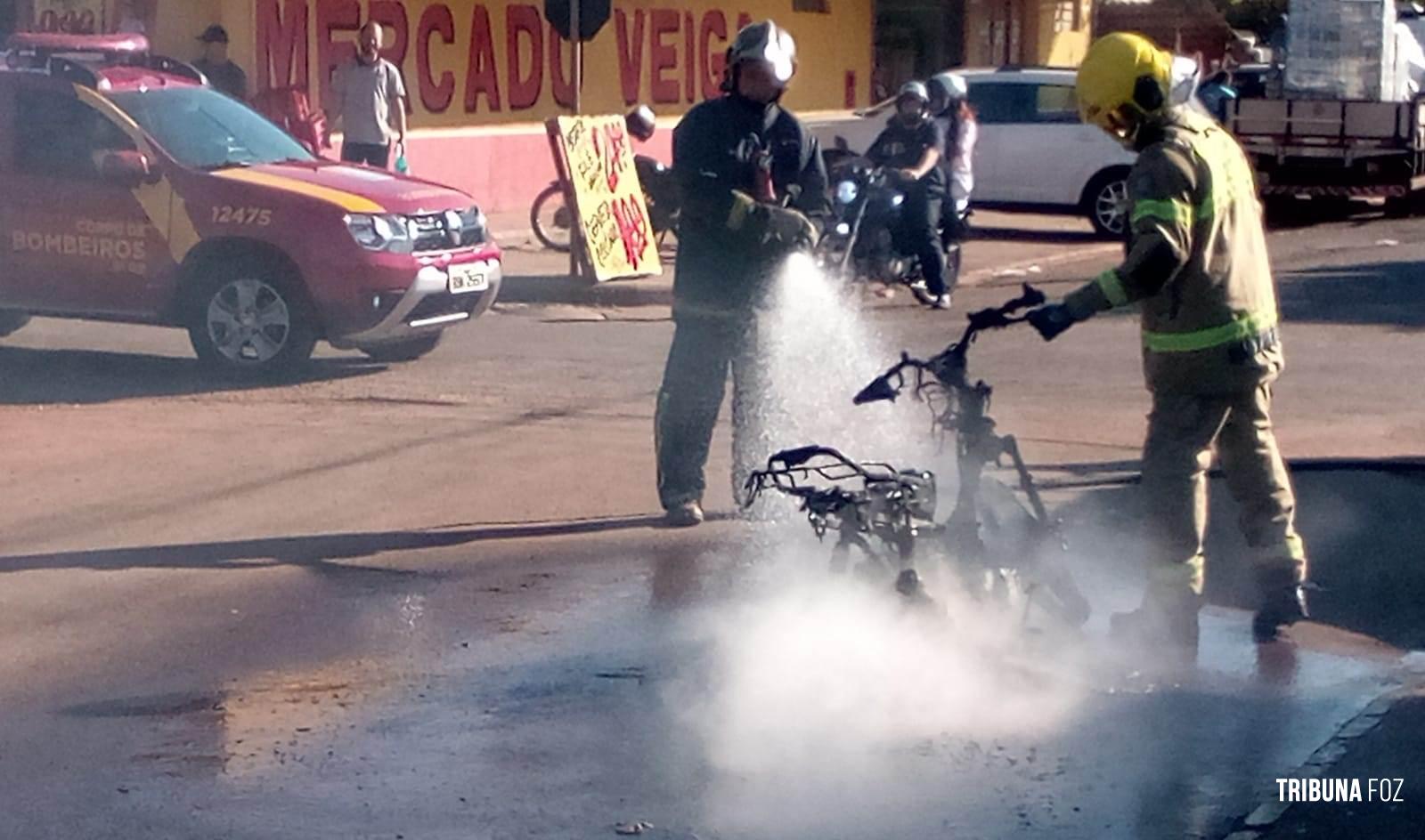 Bombeiros são acionados após motocicleta pegar fogo no Porto Meira