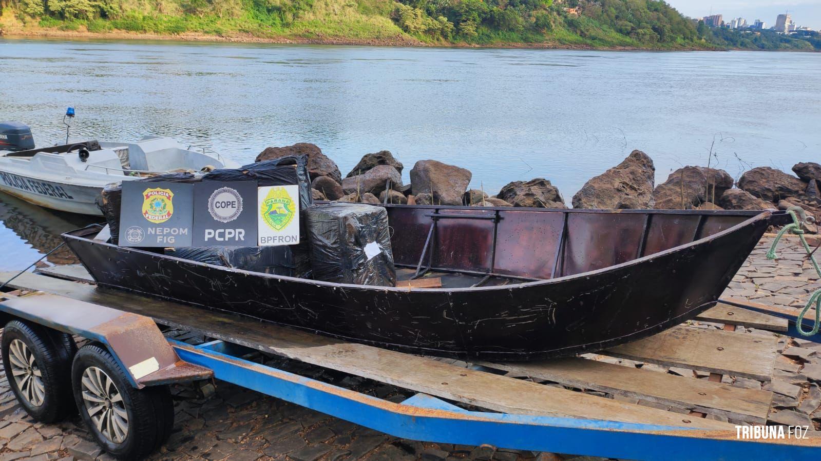 BPFRON e PF apreendem barco atravessando o Rio Paraná com contrabando em Foz do Iguaçu