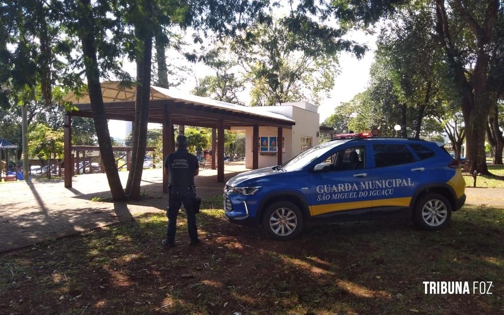 Guarda Municipal de São Miguel do Iguaçu conduz jovem por posse de droga em praça pública