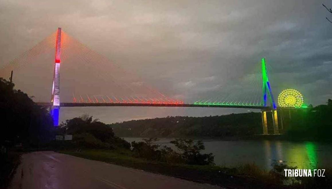 Iluminação temática da Ponte da Integração é testada