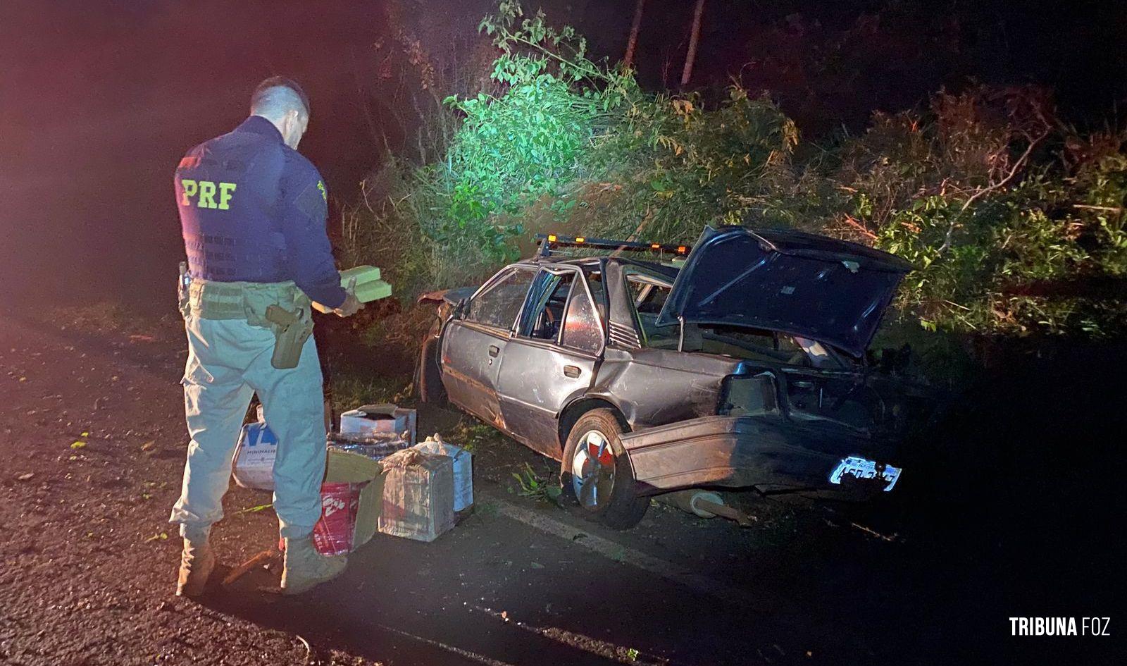 Monza carregado com maconha capota na BR 277 após perseguição da PRF