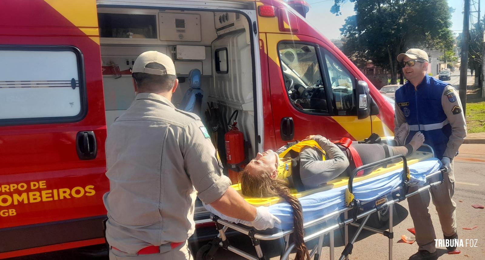 Motociclista é socorrida pelo Siate após colisão na Av. Morenitas Motociclista é socorrida pelo Siate após colisão na Av. Morenitas