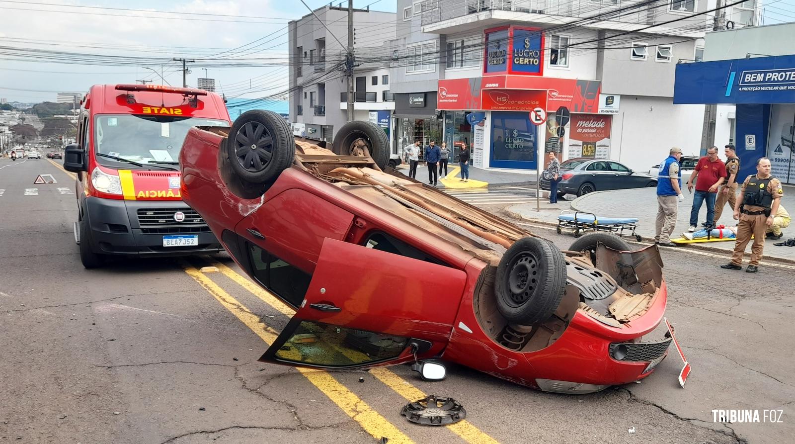 SIATE e SAMU socorrem seis vítimas após colisão seguido de capotamento na Av. República Argentina