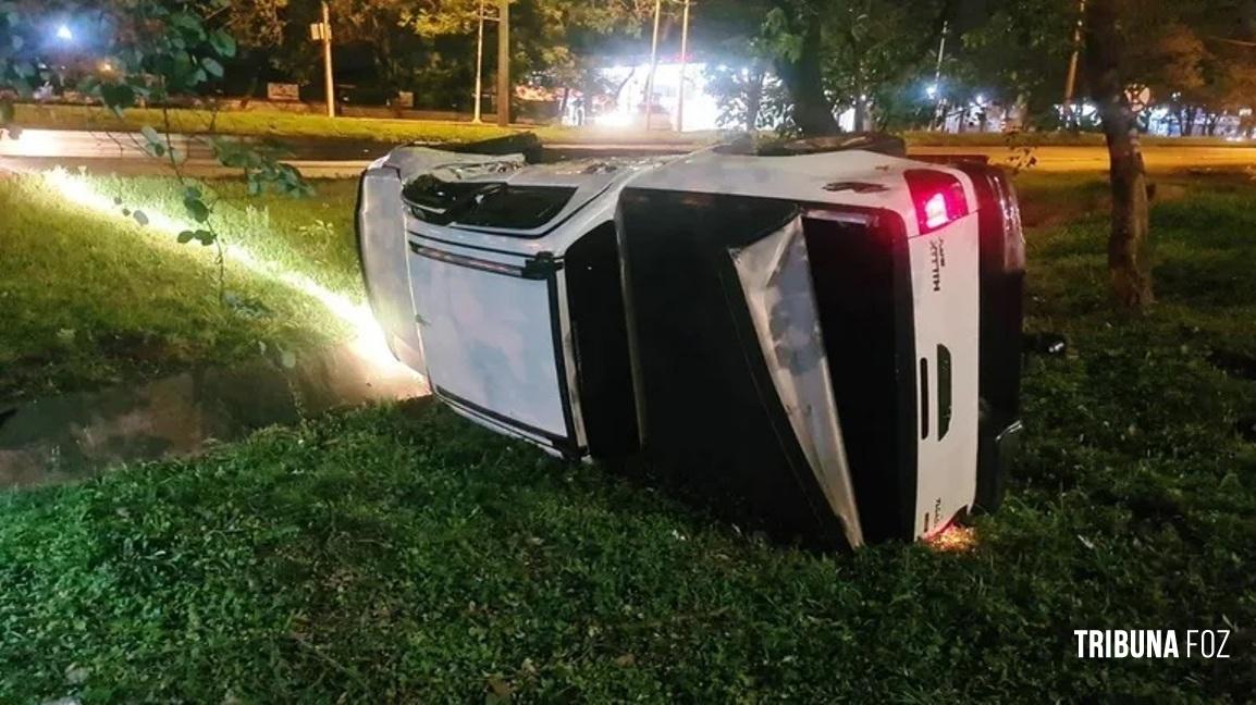 Após abalroamento lateral veículo tomba em Ciudad Del Este