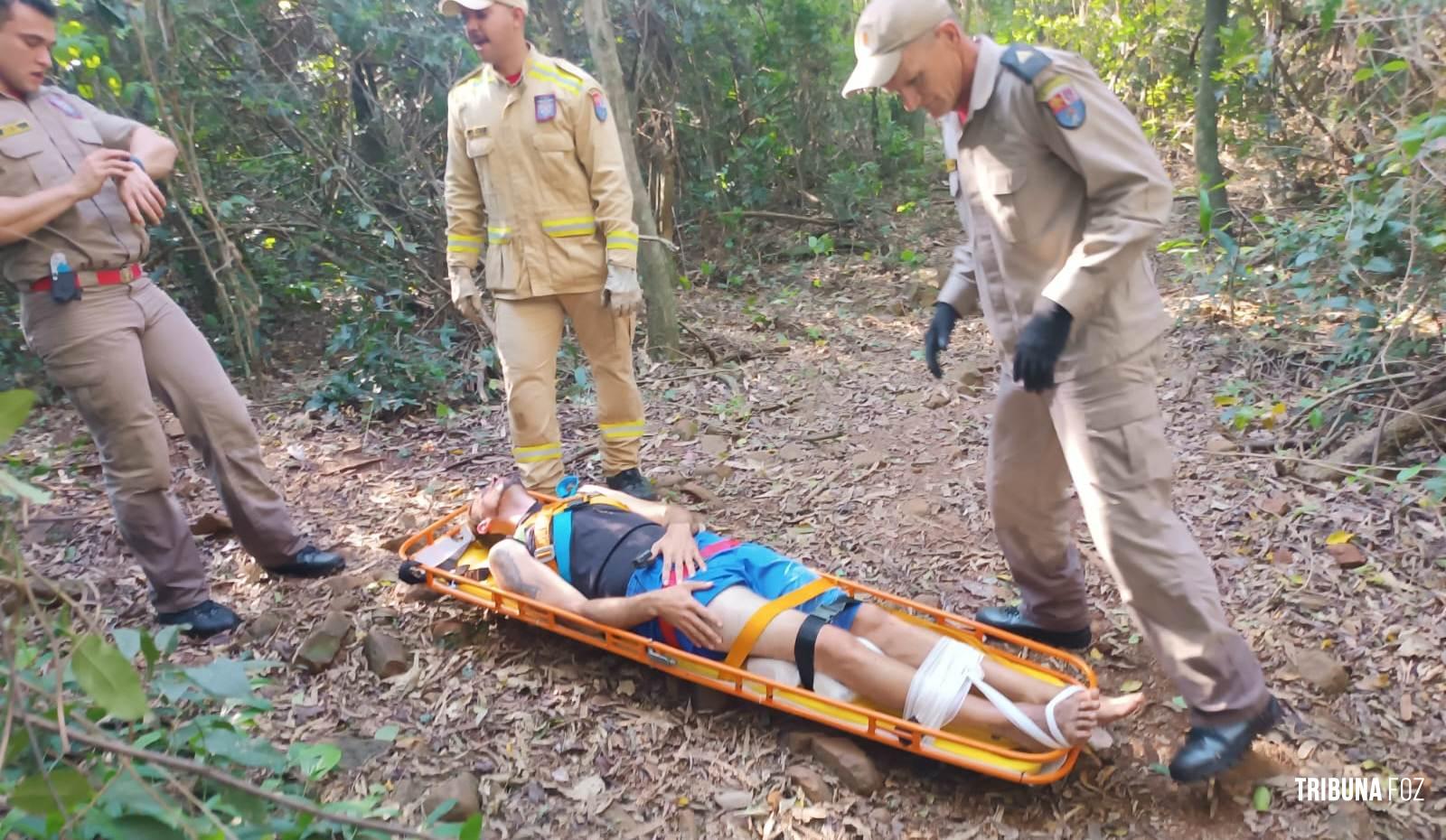 Corpo de Bombeiros socorre vítima que caiu na cachoeira do Jardim Cataratas